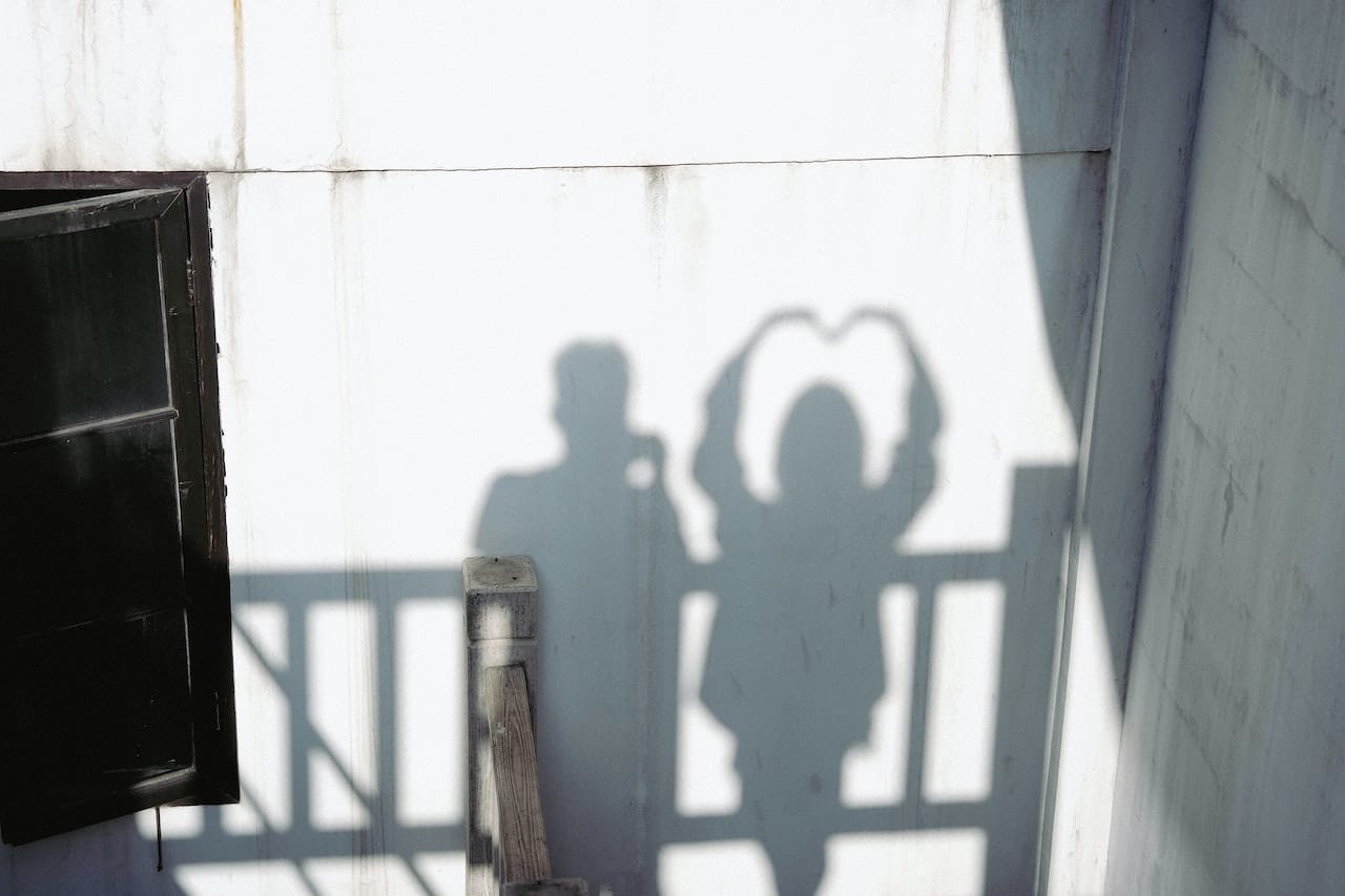 sombra en la pared de una pareja
