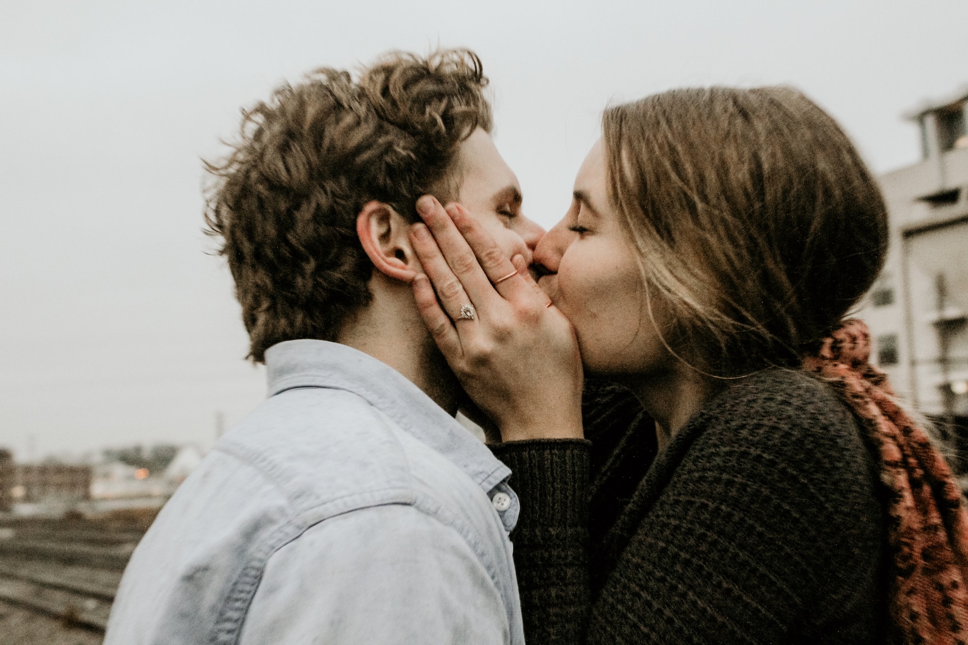 Por qué cerramos los ojos al besar según la ciencia