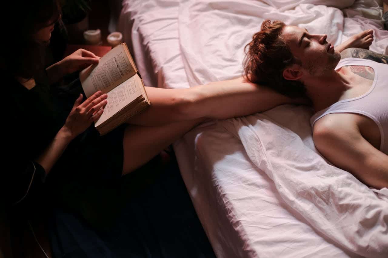 Leer juntos en pareja antes de dormir