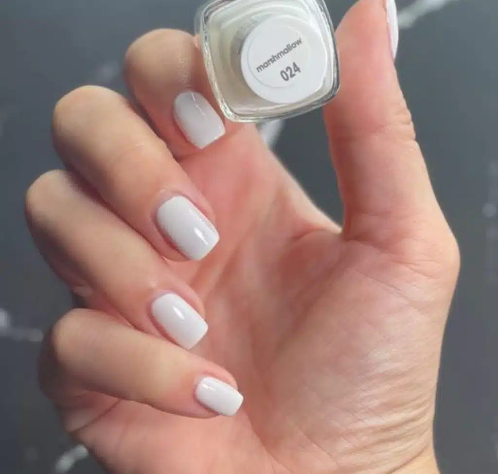 esmalte color blanco en uñas