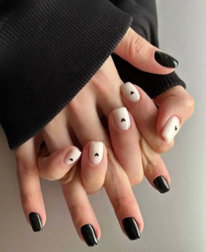 uñas blancas con decorado negro