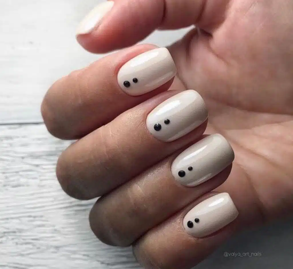 uñas blancas con lunares