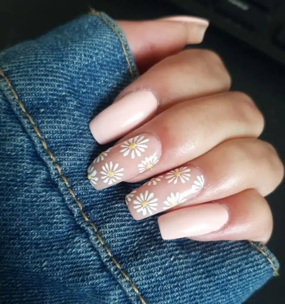Uñas blancas con decorado florado