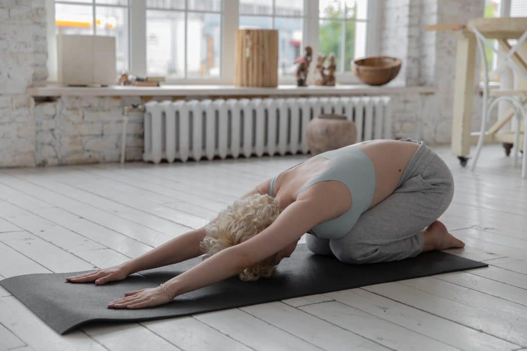 Postura de yoga para relajarse y dormir bien